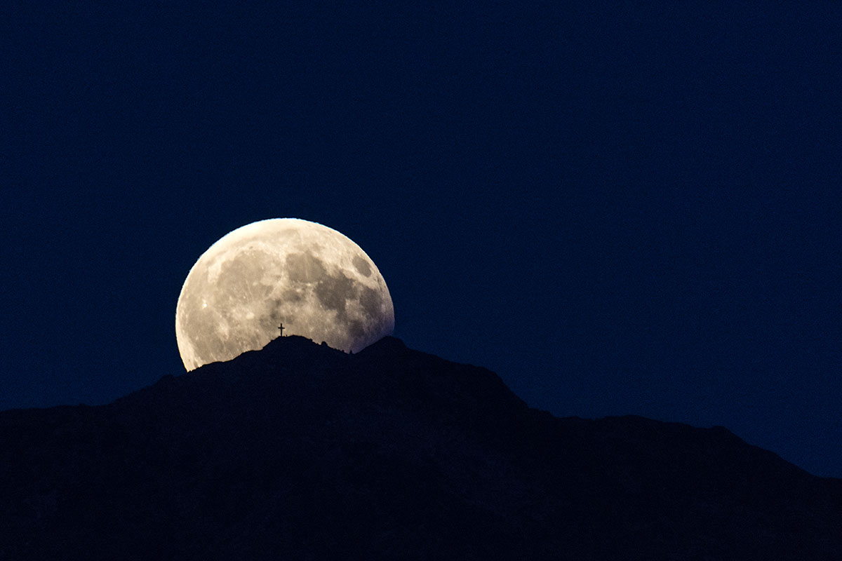 RGN_0220 - Hinterhorner Alm - Mondaufgang mit Gipfelkreuz ++.jpg
